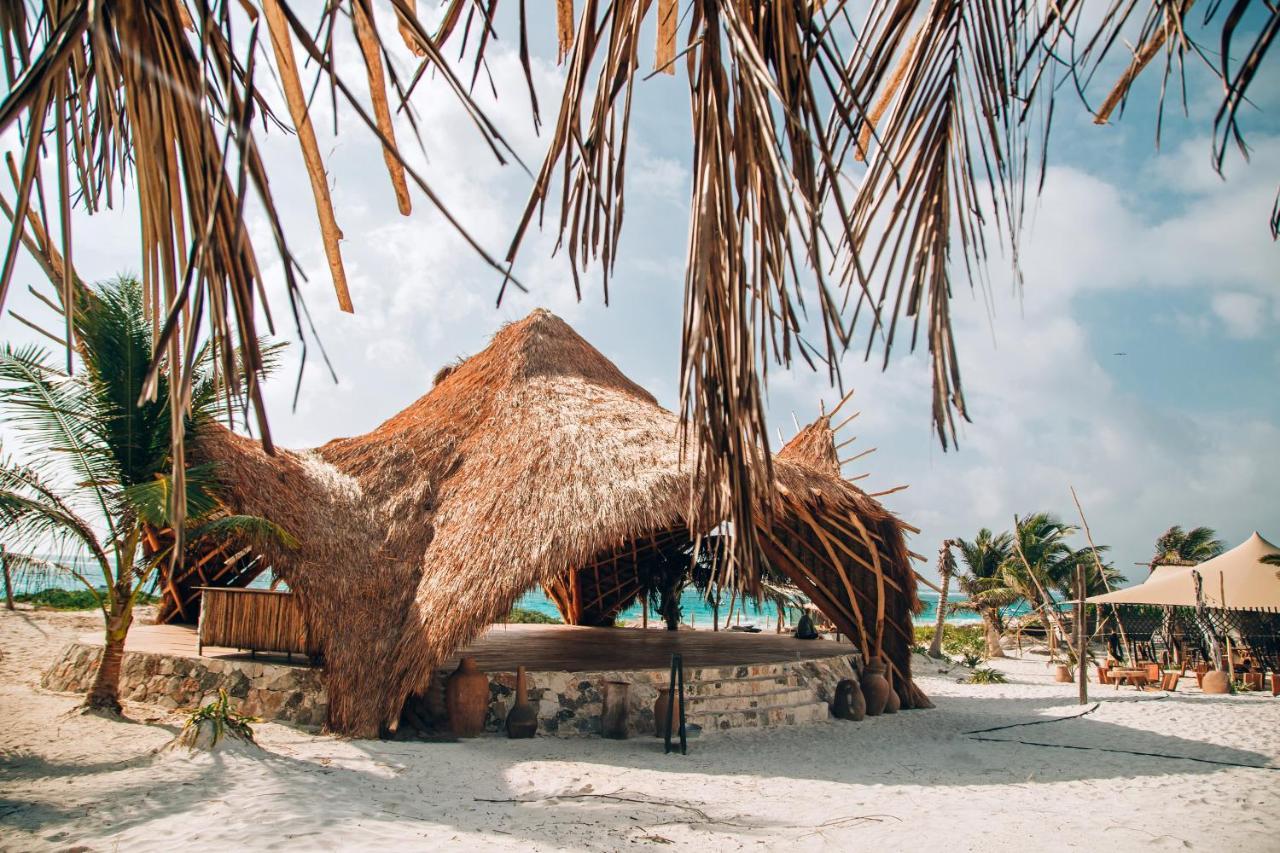Ikal Tulum Hotel Exteriör bild A hut at Akumal