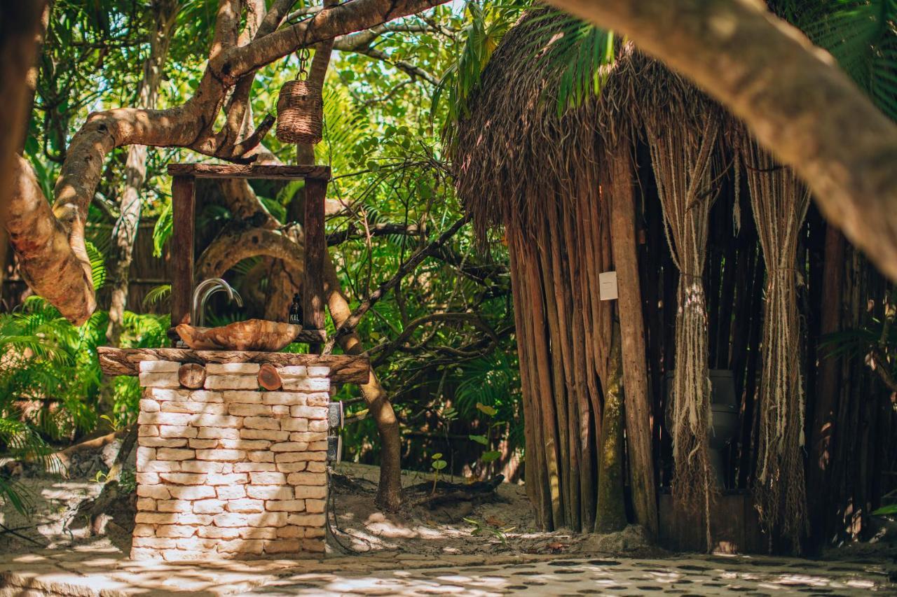 Ikal Tulum Hotel Exteriör bild A fountain in the jungle