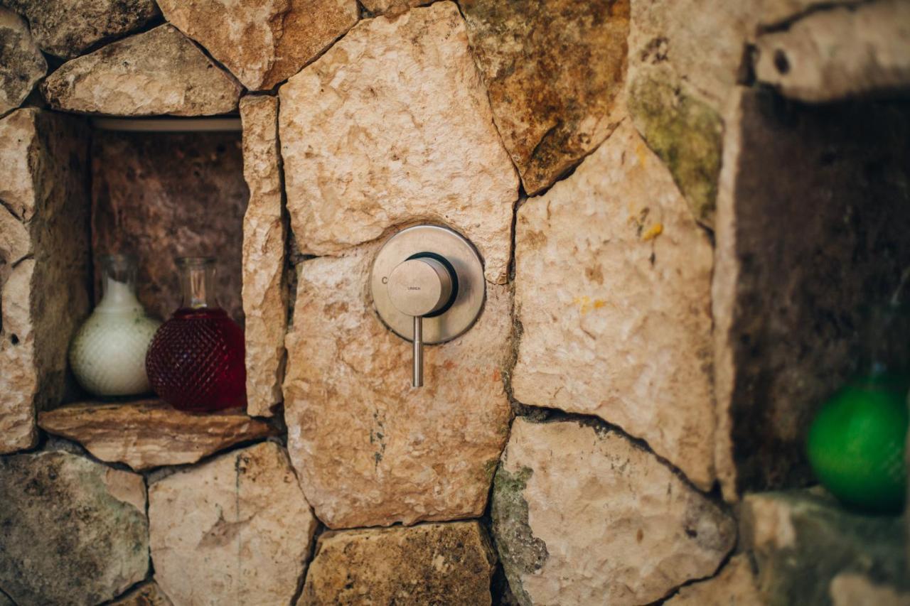 Ikal Tulum Hotel Exteriör bild A modern stone-framed window in a hobbit hole
